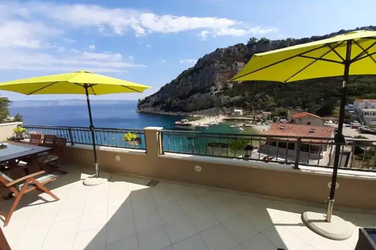 Villa with patio, grill & private pool in Omis