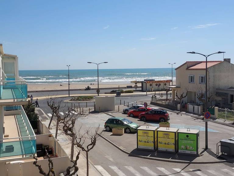 Studio cabin 20m from the beach with balcony and parking in Narbonne-Plage in Narbonne