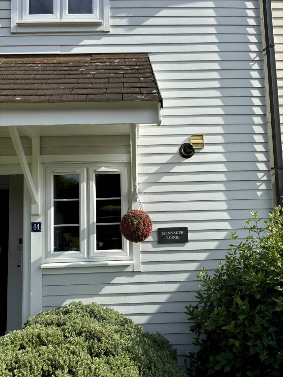 Fully equipped lovely lodge with BBQ, terrace & garden | Dogs allowed — photo 4