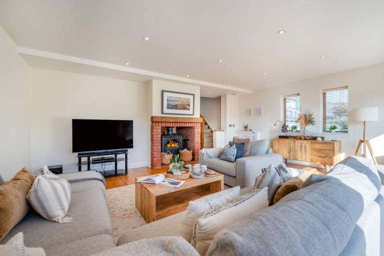 Cottage with hot tub, grill & garden | Water view in Newquay