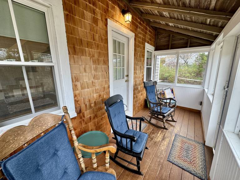Charming Brewster beach cottage steps from the bay, sunsets, and local favorites. — photo 4