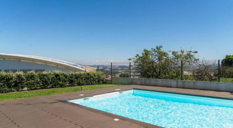 Fully equipped holiday apartment with patio, pool & yard | Pet-friendly in Porto