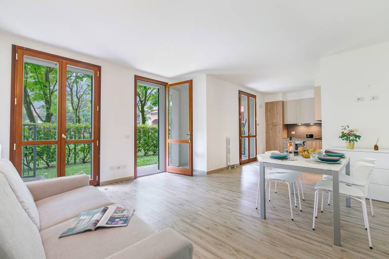 Holiday apartment with yard | Mountain view in Porlezza