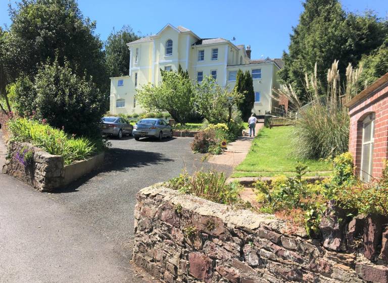Apartment with yard & patio in Torquay