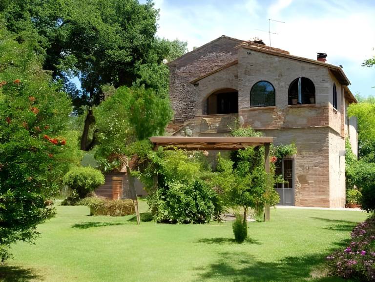 House with barbeque, yard & pool in Montepulciano