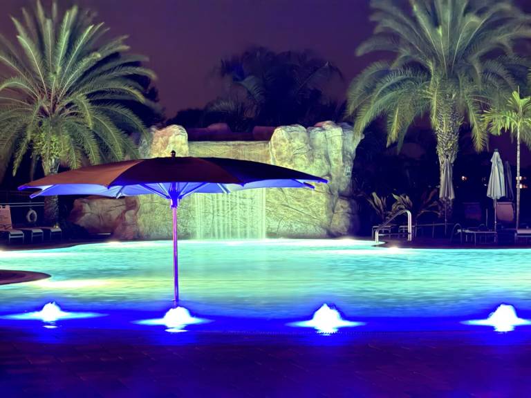 House with hot tub & heated pool | Lake view in Bradenton, FL