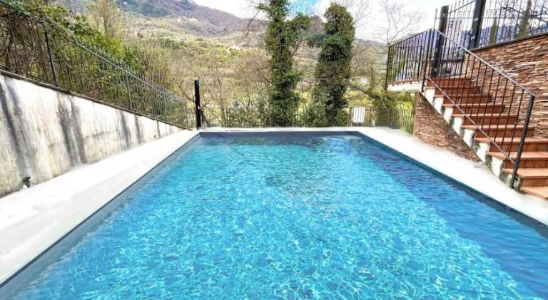 Holiday apartment with terrace, garden & pool in Toscolano Maderno