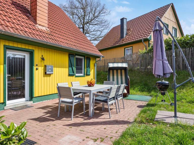 Family-oriented beautiful vacation home with barbeque, patio & yard | Nature view | Pets allowed — photo 3