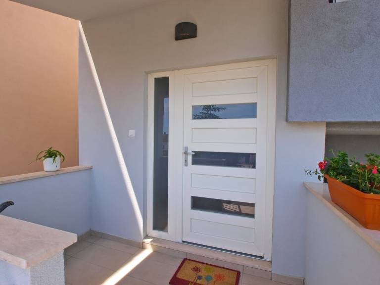 Family-friendly rental apartment with BBQ & patio | Dogs allowed — photo 2