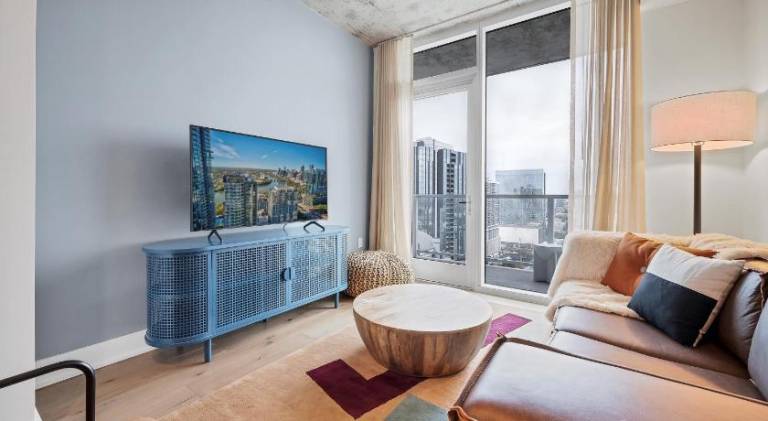 Upscale Rainey St Condo Homes - Peloton, gym, rooftop pool, wifi included — photo 2