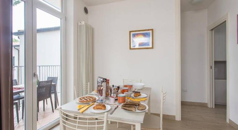Serviced apartment with patio & yard | Close to the beach | Pet-friendly — photo 3