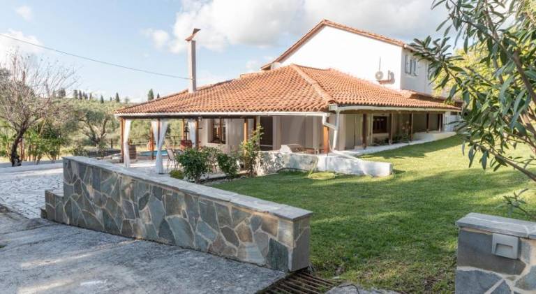 Fully equipped vacation home with barbeque, terrace & yard | Pets are welcome in Zakynthos