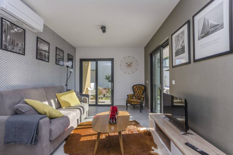 Rental apartment with BBQ, terrace & pool — photo 2
