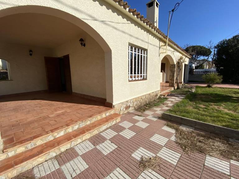 Villa with garden & barbeque — photo 3