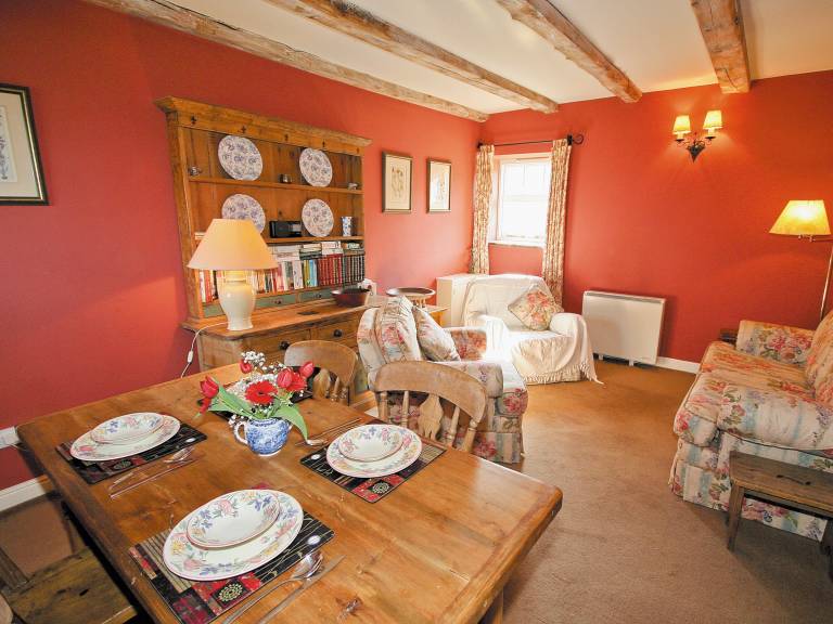 Cottage with garden — photo 2