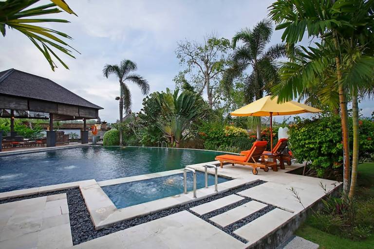 Villa  Lebih
