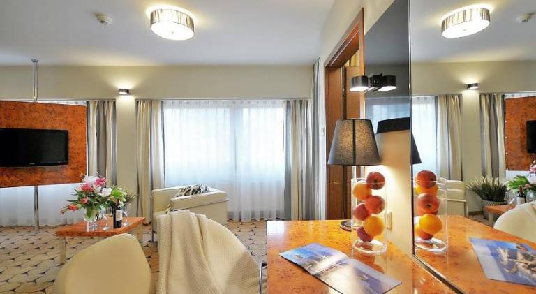 Apartment with pool & hot tub — photo 4