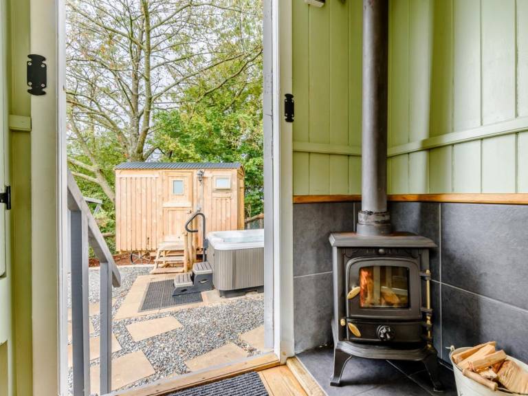 Cottage with yard & jacuzzi | Pet-friendly — photo 5