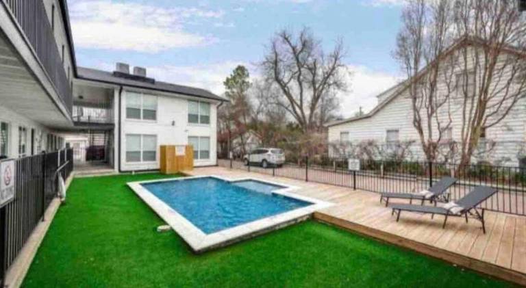 Apartment with pool — photo 5