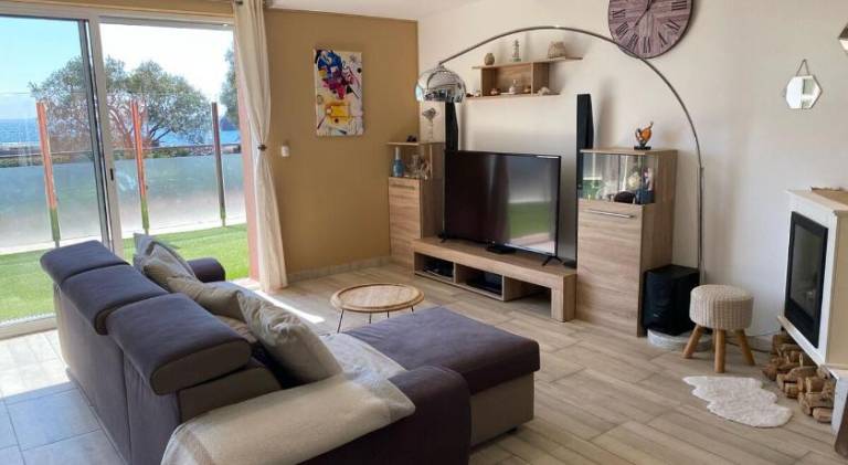 Apartment with yard, jacuzzi & grill — photo 2