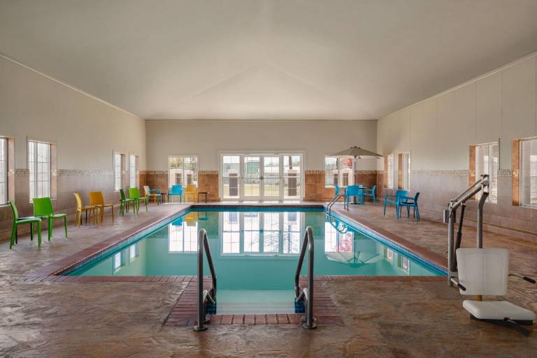 La Quinta Inn & Suites by Wyndham Shawnee — photo 4