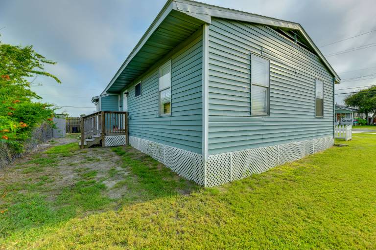 Walk Dtwn: Pet-Friendly Townhome in Rockport in Rockport, TX