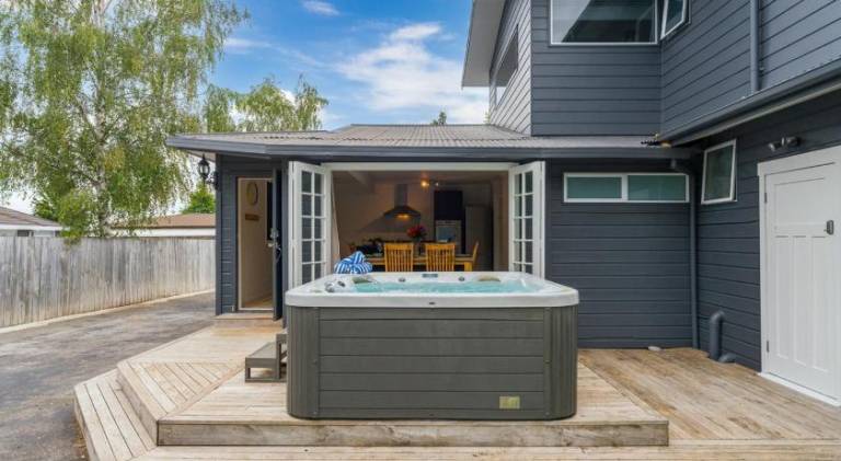 House with hot tub — photo 4