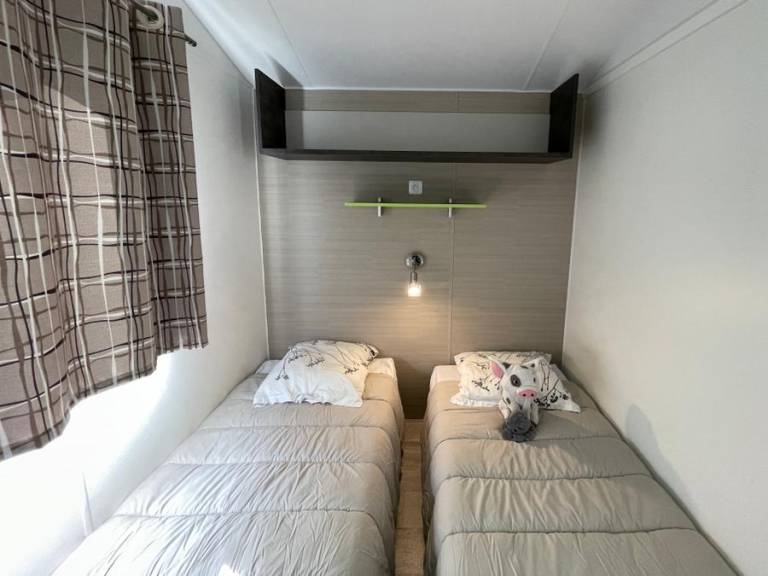 Family-friendly mobile home with patio & heated pool | Pets allowed — photo 5