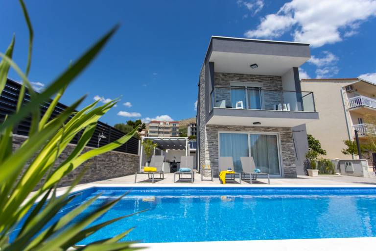 Villa Florentina with Heated Pool in Podstrana