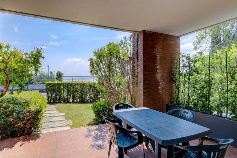 On Lakeside with 3 Pools and Tennis Courts - Apartment Azzurro — photo 2