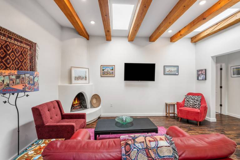Palace of the Sleeping Dog - Dos: 2 bedroom, 2 bath Walk to Plaza A/C Pet Friendly — photo 5