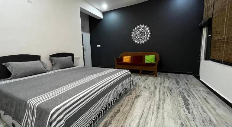 Metro Connected Homestay with Parkview in Greater Noida