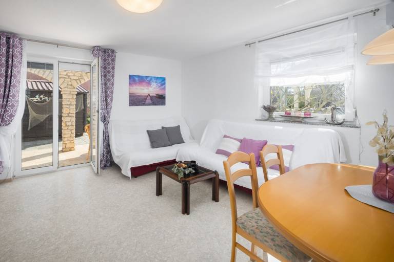 Apartment with BBQ & yard | Pet-friendly — photo 3
