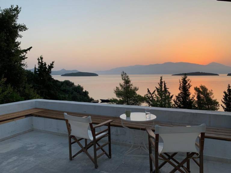 Fully equipped nice villa with garden, fast internet & terrace | Sea view | Good for workation | Dogs allowed in Lefkada