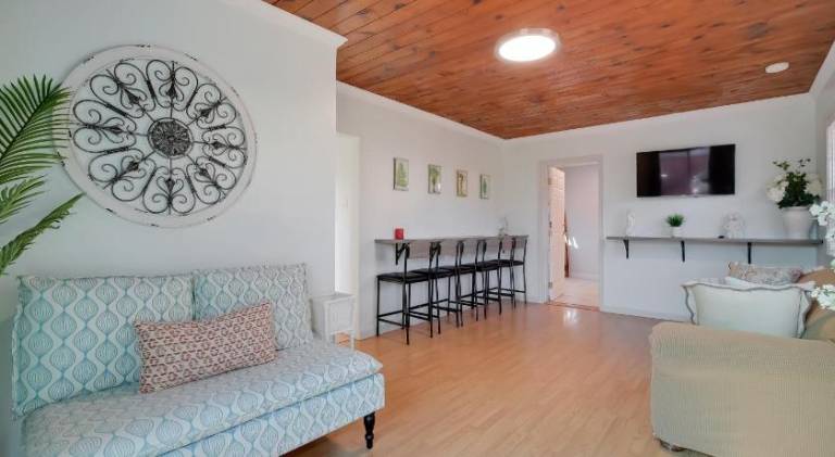 Vacation home with garden, grill & terrace in Goleta, CA