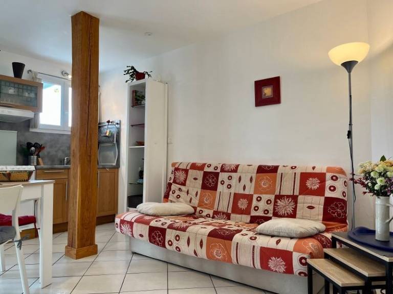 Holiday apartment with garden, patio & BBQ | Garden view — photo 4