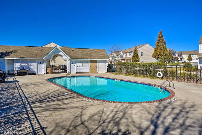 Cozy Greensboro Townhome w Community Pool & Grill