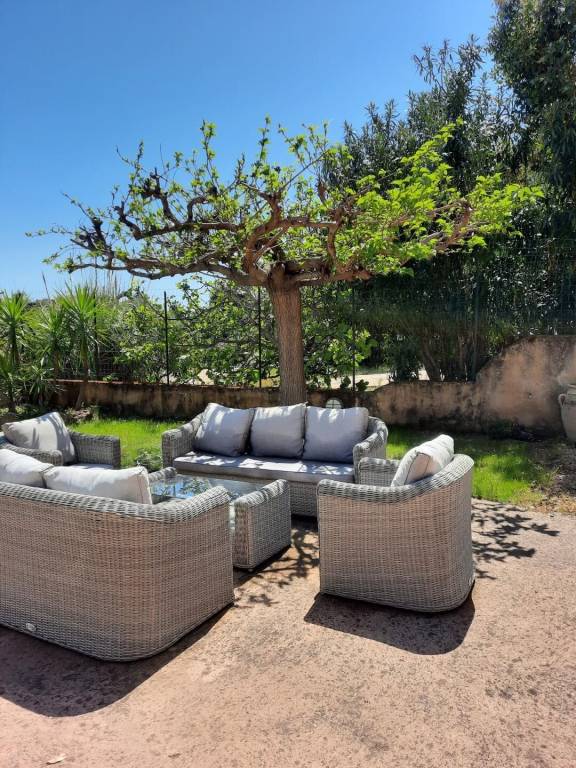 Villa with yard, grill & pool — photo 2