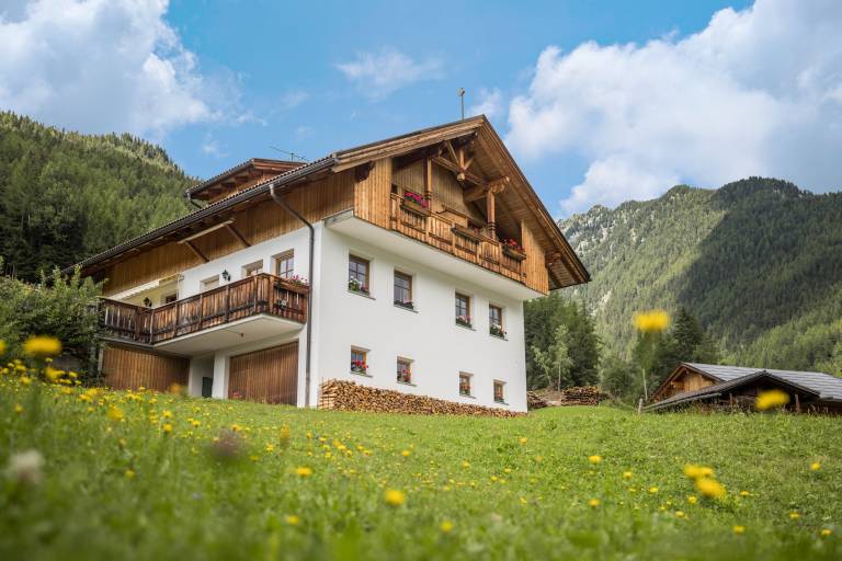 Rental apartment with terrace, barbeque & garden | Garden view in Valle Aurina