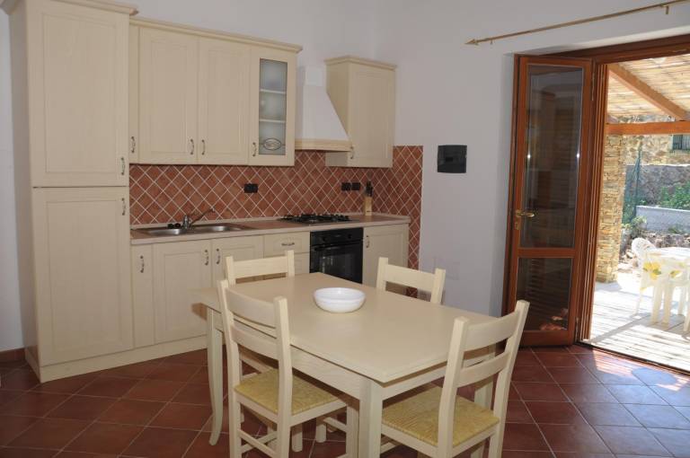 Charming holiday apartment with patio & yard | Pet-friendly — photo 3