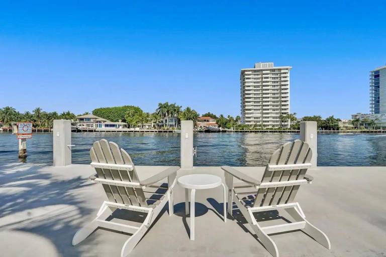 Vistamar Waterfront Beach Abode -Walk to the Beach — photo 4