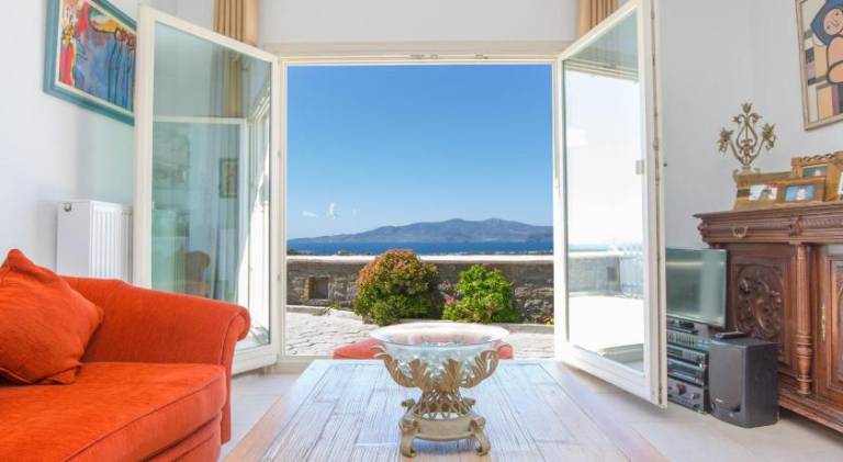 Villa with hot tub in Naxos