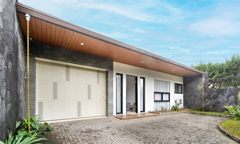 Villa in Bandung with Swimming Pool, Netflix & BBQ — photo 5