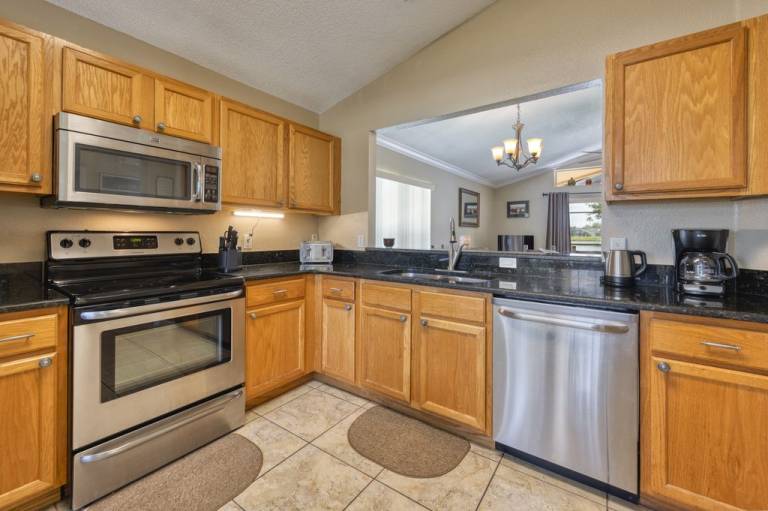 Charming 3BR home in Kissimmee with private pool and lake view, perfect for families. — photo 5