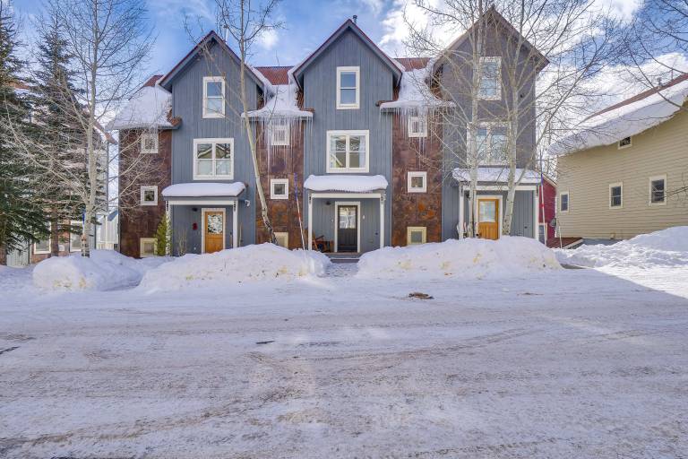 Chic Crested Butte Townhome 1/2 Mi to Skiing! — photo 3