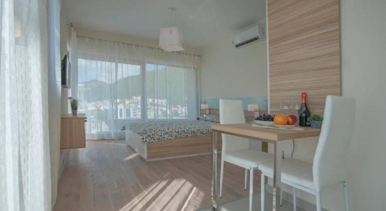 Apartment with patio — photo 3