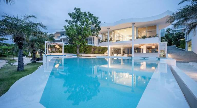 Holiday apartment with pool in Sattahip