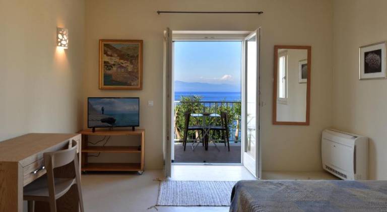 Ample villa with garden, private pool & patio | Perfect for remote work | Dogs allowed — photo 2