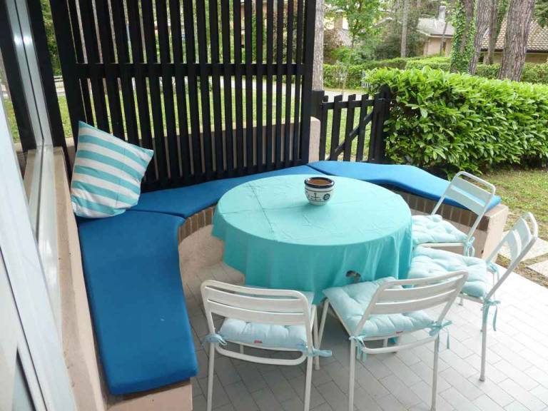 Charming holiday apartment with patio, garden & pool | Beach nearby | Pets allowed — photo 5