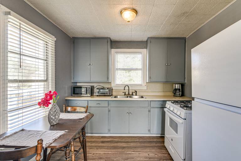 Near Sabine Lake: Pet-Friendly Apt in Port Arthur — photo 3